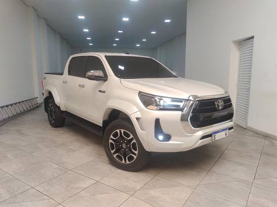 TOYOTA HILUX 2.8 D-4D TURBO DIESEL CD SRX PLUS 4X4 AUTOMÁTICO